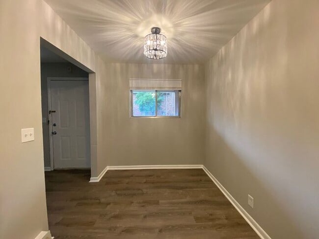 Building Photo - FULLY REMODELED West End Condo!  Convenient to everything!