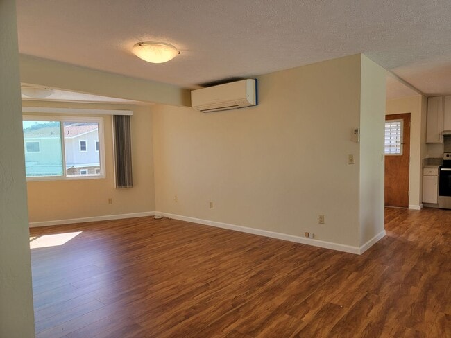Building Photo - Large Upstairs Unit, Split AC, Renovated