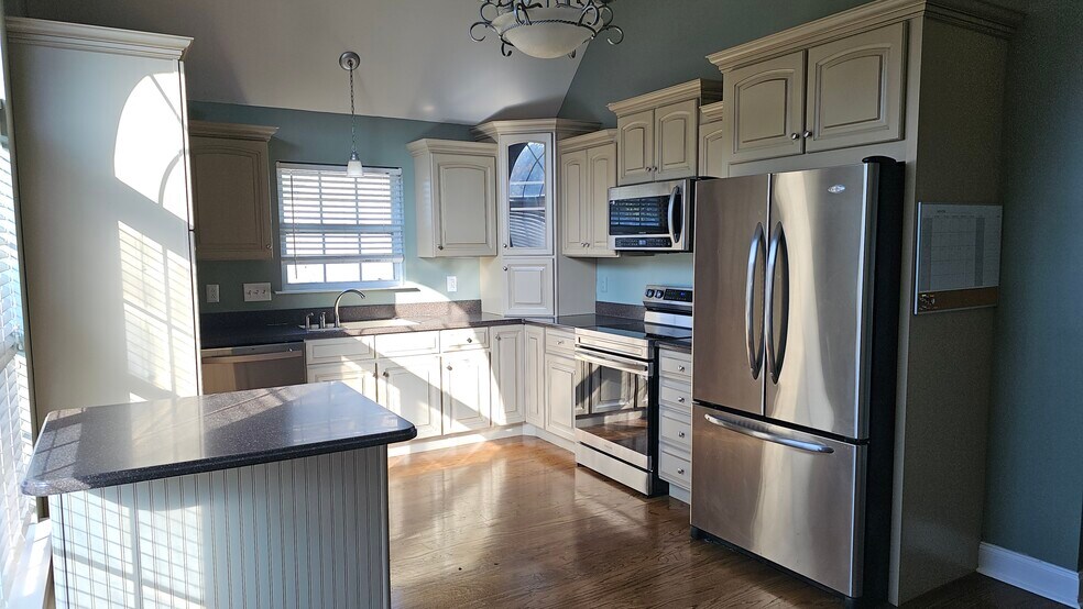 Building Photo - 646 Hidden Oaks Dr