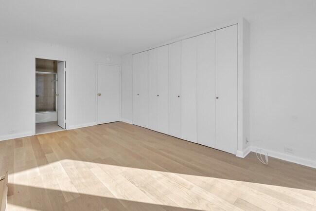 Building Photo - 5445 N Sheridan Rd