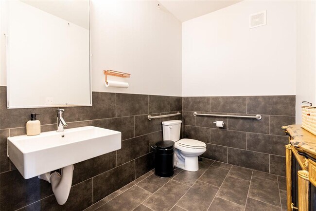 Building Photo - 2213 Poquito St