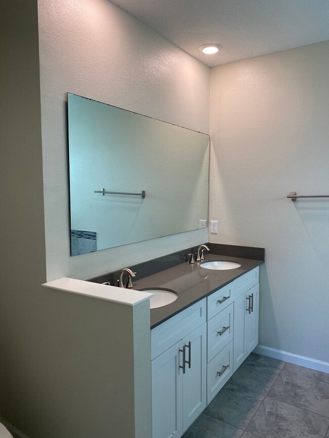 Building Photo - GATED 3 BR/2.5 TOWNHOUSE