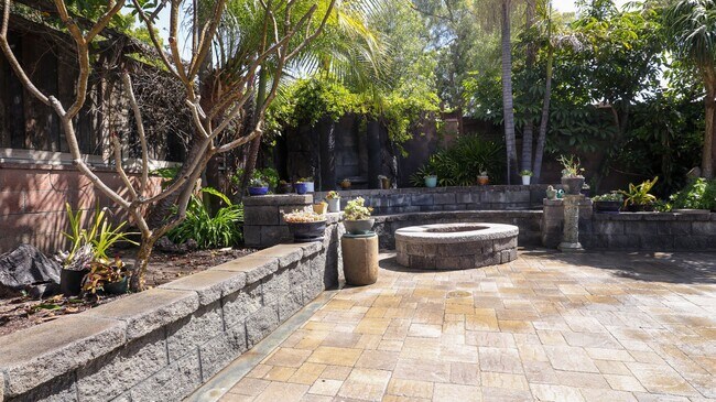 Building Photo - Beautifully Remodeled 3 Bed, 2 Bath Home i...
