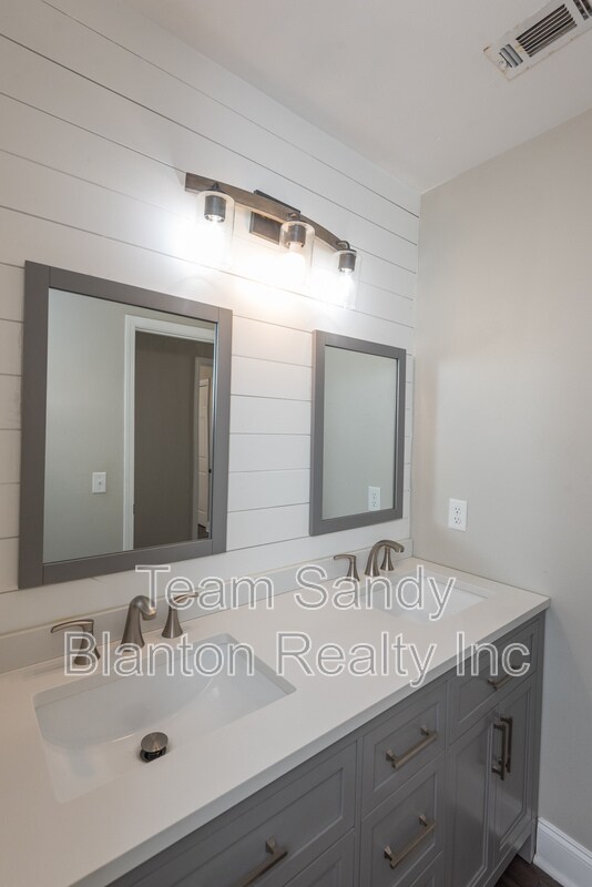 Building Photo - 8238 Li Fair Dr