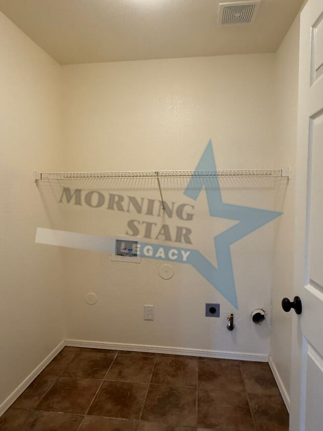 Building Photo - Inviting 3 bedroom 2.5 bath waiting to be ...