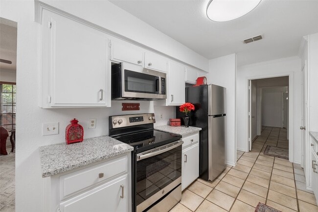 Building Photo - 2123 Mistletoe Ave