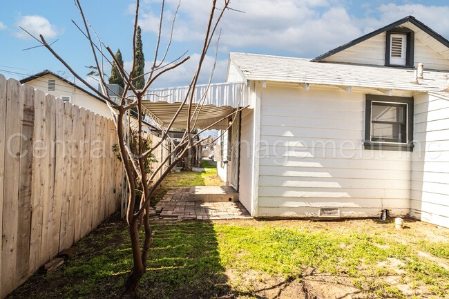 Building Photo - 2 Bedroom/1 Bath Home - $1395 per month!