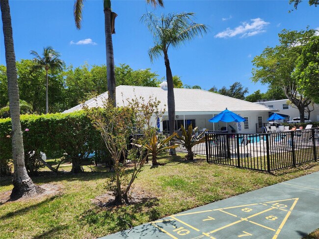 Building Photo - 6281 Bay Club Dr