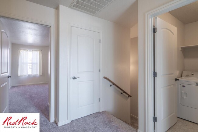 Building Photo - 3 Bedroom Townhome in Buena Vista Community