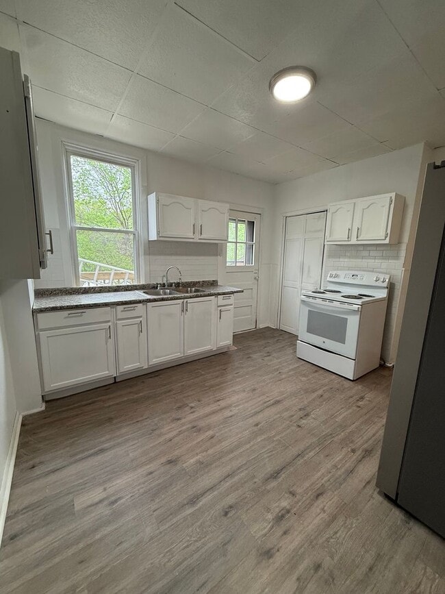 Building Photo - Brighton Heights 2-Bedroom Townhome – Quiet Living with Easy Downtown Access