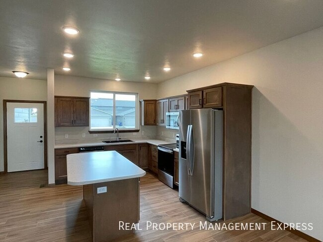Building Photo - BRAND NEW 4 BED 3 BATH TWIN HOME