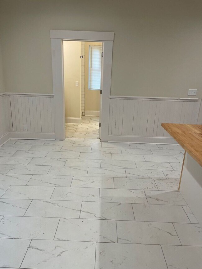 Building Photo - Beautifully  Renovated 2 bed 2 bath Home in Shelby Park!