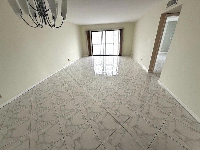 Building Photo - 7076 Huntington Ln