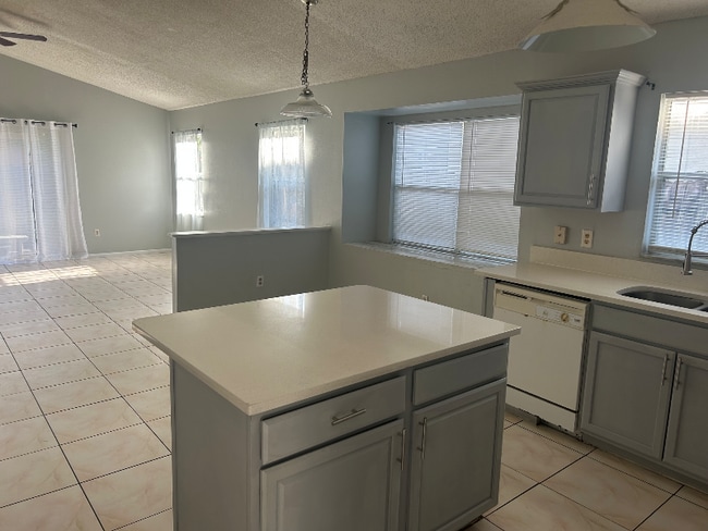 Building Photo - 2883 Burwood Ave