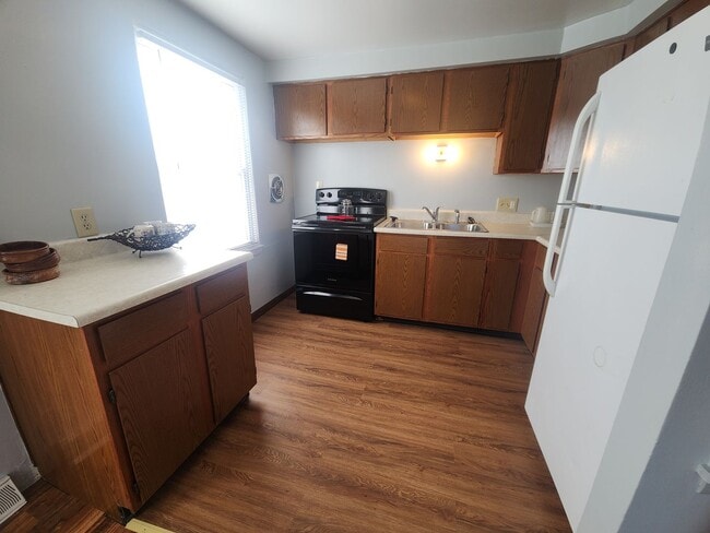 Building Photo - 1059 Gillingham Rd