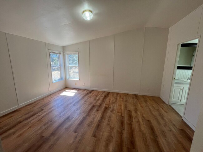 Building Photo - Country 3-bdr/2-bath with huge yard in Crooked River Ranch!