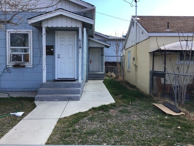 Building Photo - Cozy triplex unit, located in the Heart of...