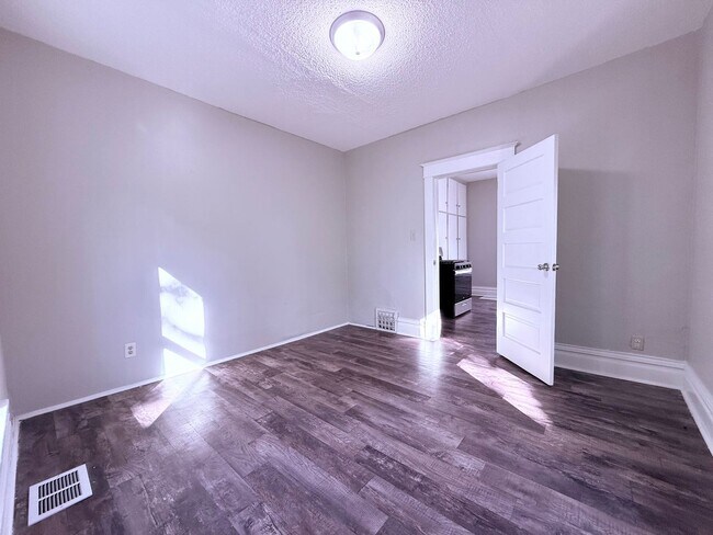 Building Photo - 3-Bed House in Waterloo