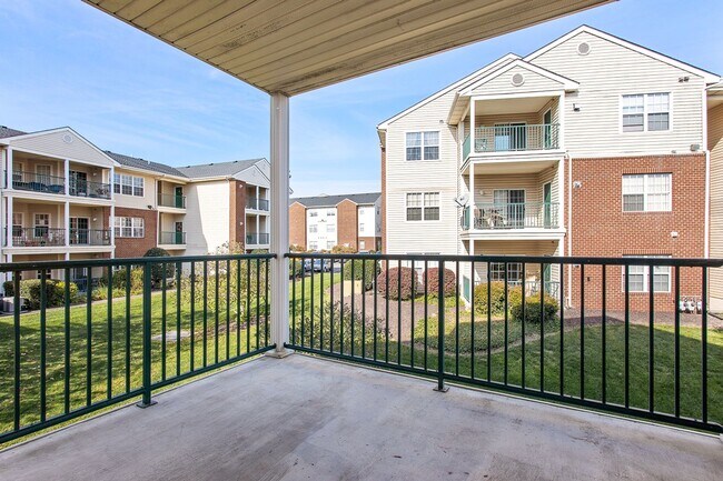 Building Photo - Spacious & Bright Condos Located in Glen A...