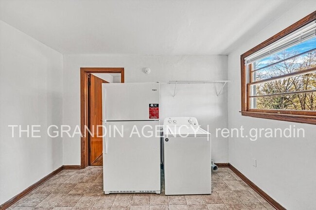 Building Photo - 3203 Roundhill Ave NW