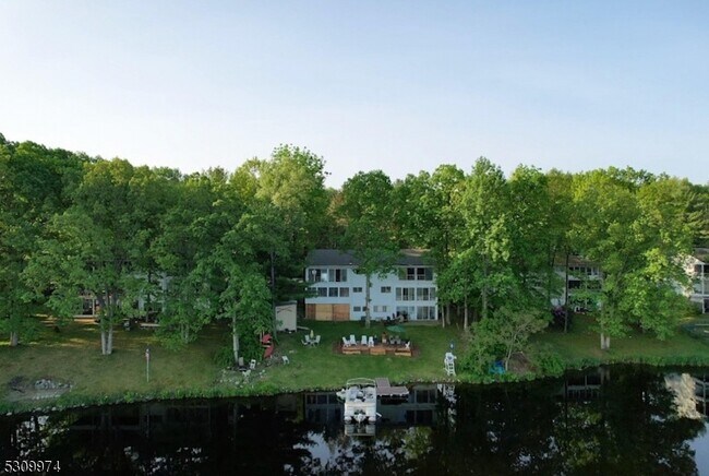 Building Photo - 358 Lake Shore S