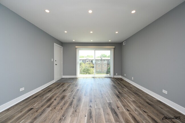 Building Photo - 9381 Bay Colony Dr