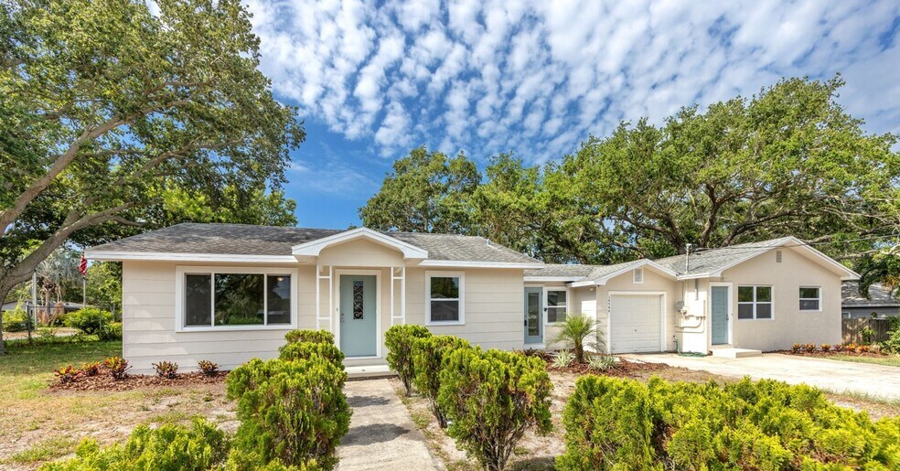 Primary Photo - 14744 Sunset Dr