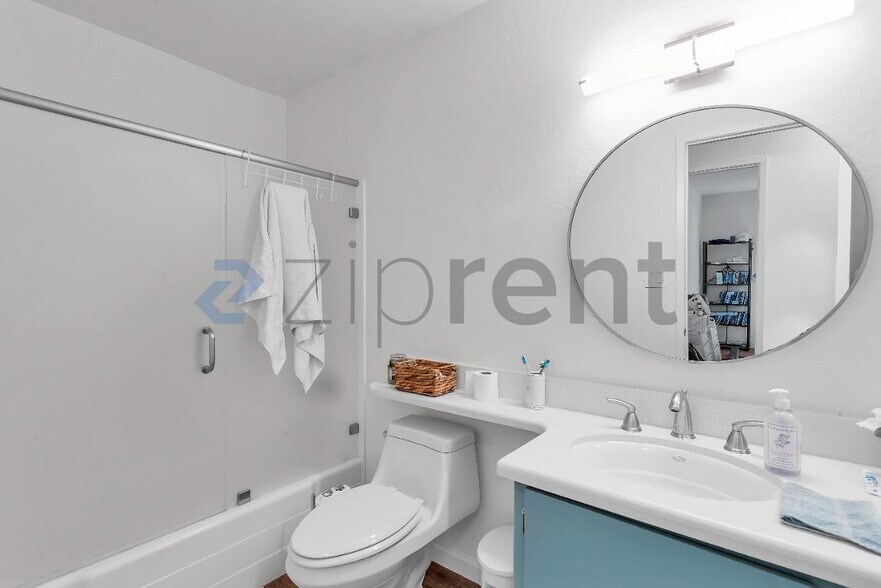Building Photo - Unit 3