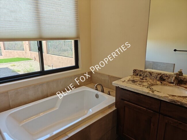 Building Photo - 13037 N Red Quail Pl