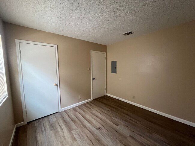 Building Photo - 5525 Lochmoor