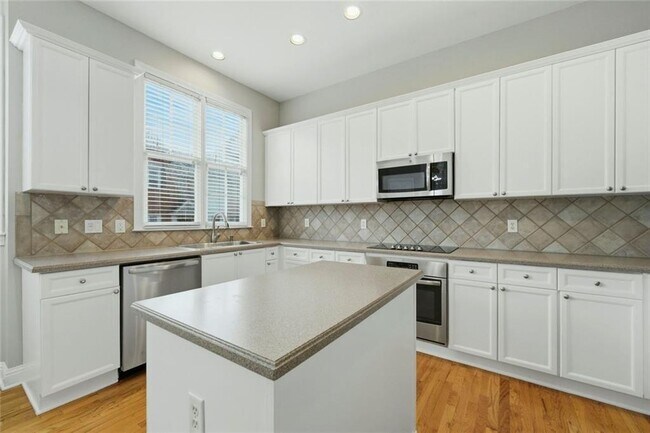 Building Photo - 319 Creekbank Way SE