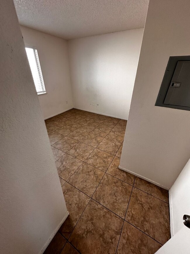 Building Photo - 2 Bed 1 Bath in Gated Community