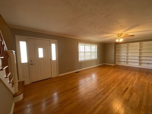 Building Photo - Greenback 37742 - 3 bedroom, 3.5 bath home with bonus room/possible 4th bedroom - Call Terri Kerr...