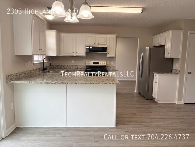 Building Photo - 2303 Highland Park Dr