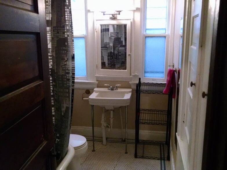 Building Photo - 3247 N Hackett Ave