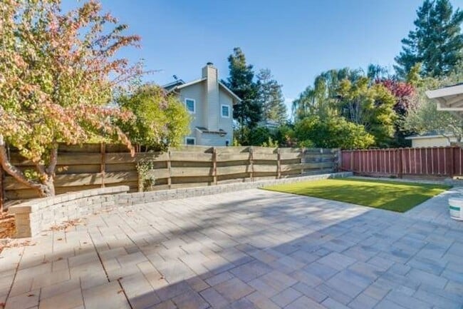 Building Photo - 3 Bed, 2.5 Bath Home in Wonderful Location