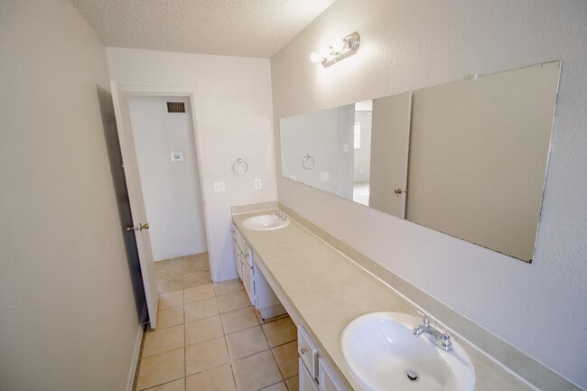 Building Photo - 1212 N Quaker Ave