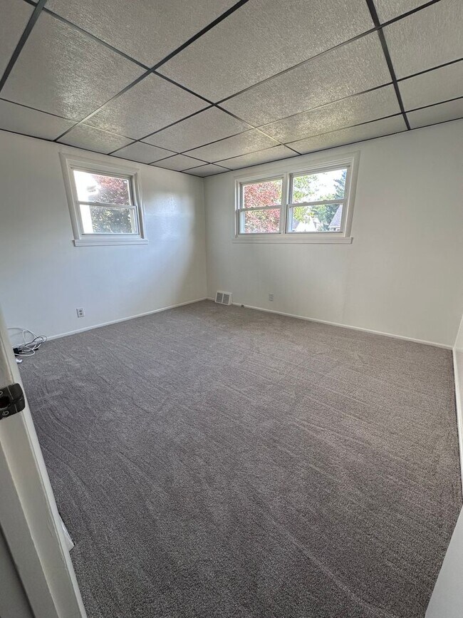 Building Photo - Cape Cod in Middletown 4 bedroom