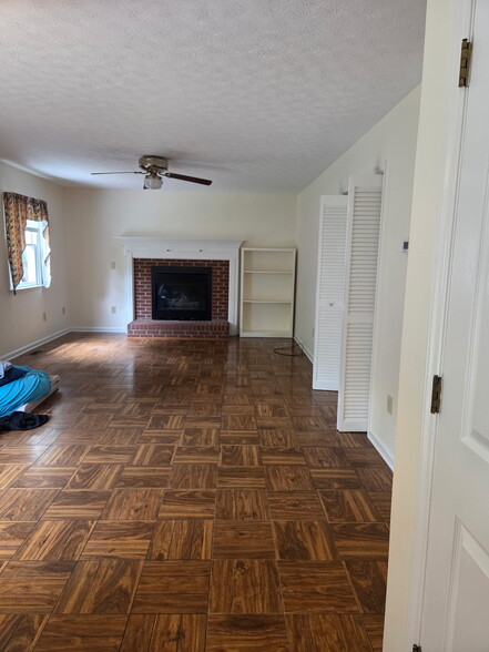 Building Photo - 305 Seminole Dr