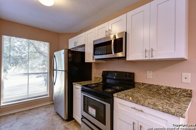 Building Photo - 2 Bedroom/2 Bath Condo San Pedro Hills Subdivsion