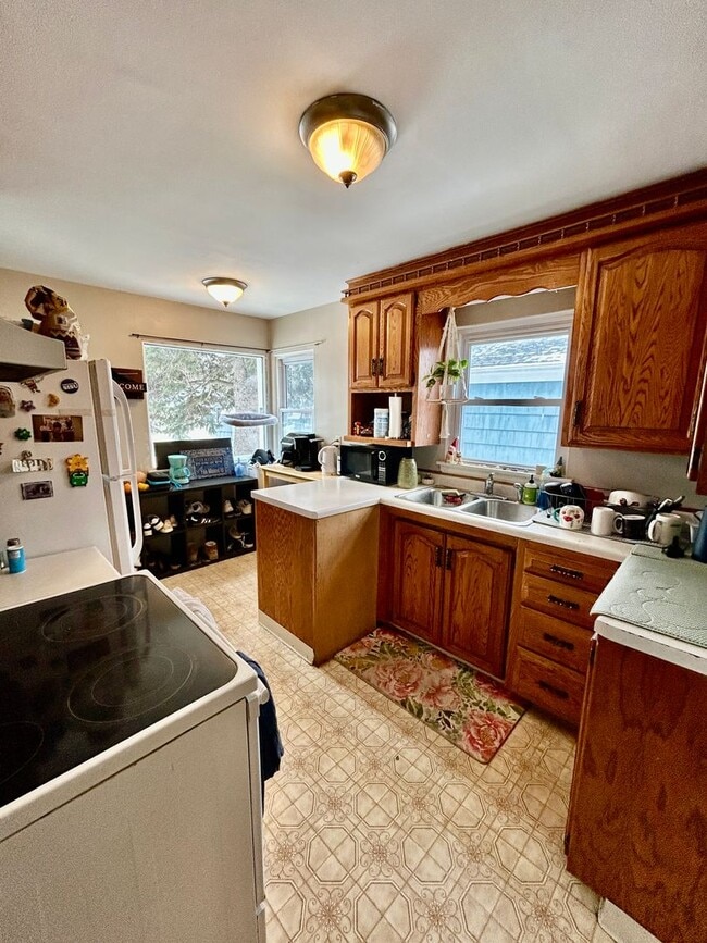 Building Photo - AVAILABLE JUNE - 4 BED 2 BATH