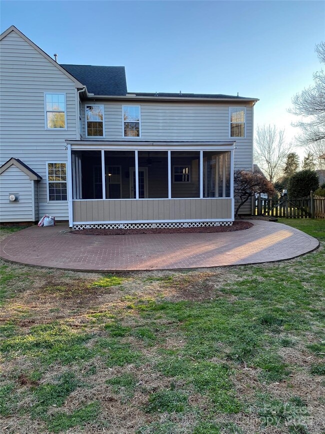 Building Photo - 605 Queenswater Ln