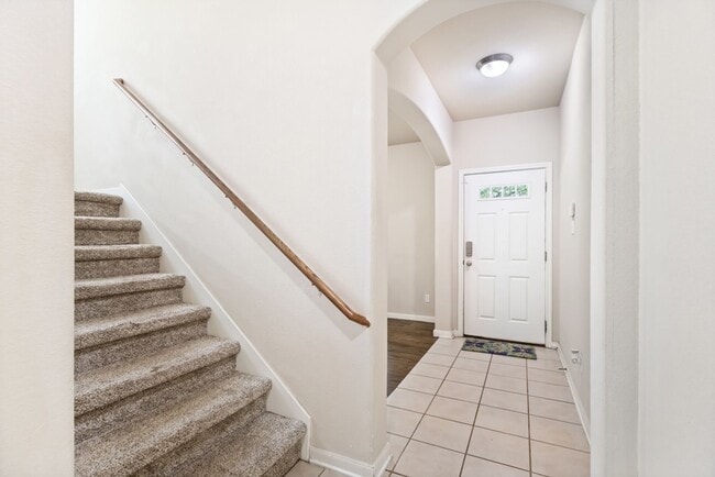 Building Photo - Charming Home Awaits: Spacious & Modern Living in a Prime Location