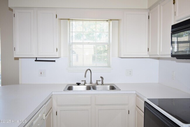Building Photo - 2940 Mulberry Ln