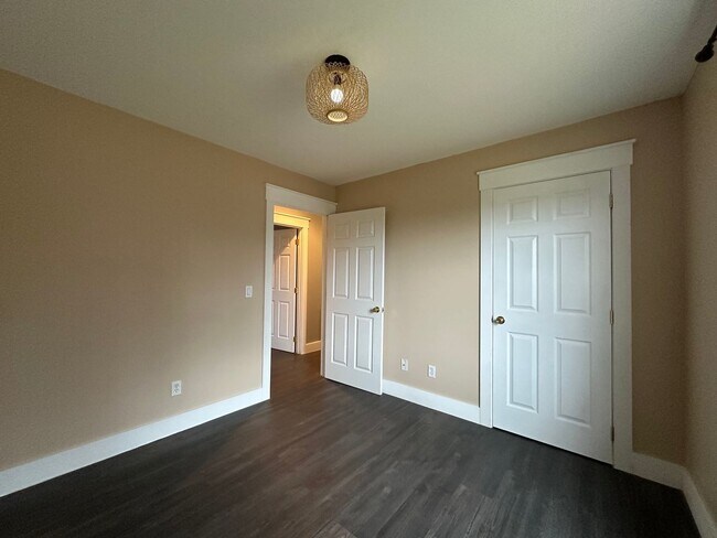 Building Photo - 4 Bedroom/3 Bathroom House in Piney Flats, TN