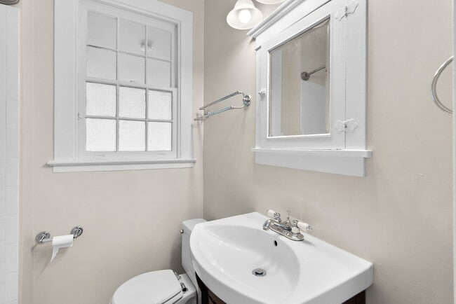 Building Photo - 3 Bed 2 Bath - Glover Park Row Home - Fini...