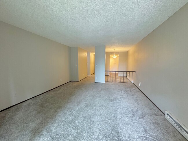 Building Photo - 3Bd/1.75Ba Bellevue Condo