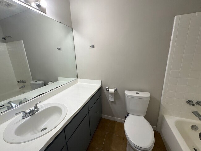 Building Photo - 2941 Rollingwood Dr