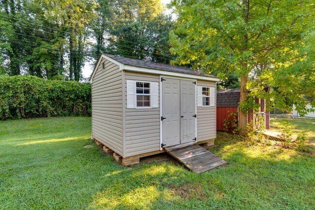 Building Photo - 8406 Holly Hill Rd