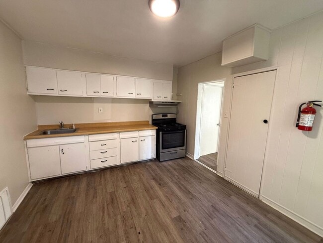 Building Photo - Spacious 4-Bedroom Home with Bonus Features